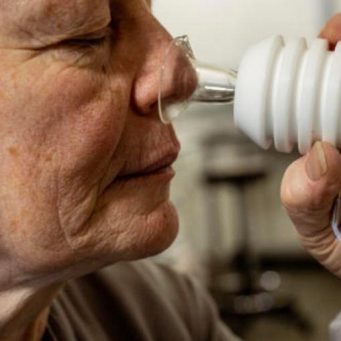 ASÍ ESTÁ AYUDANDO A LA CIENCIA LA MUJER QUE PUEDE OLER EL PÁRKINSON