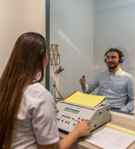 LA PÉRDIDA DE AUDICIÓN GENÉTICA: ENTENDIENDO SUS RAÍCES Y ENFRENTÁNDOLA EFICAZMENTE