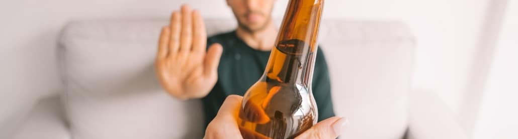 ¿POR QUÉ ALGUNAS PERSONAS SE PONEN ROJAS AL BEBER ALCOHOL?